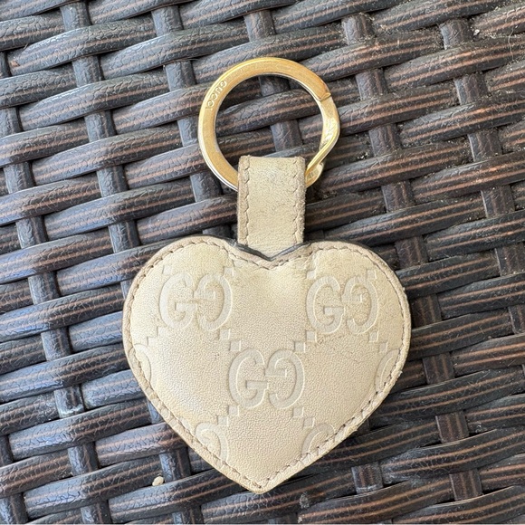 GUCCI Monogram Leather Heart Key Ring - Picture 6 of 6